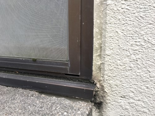 雨漏りの原因となるコーキング材が劣化した窓